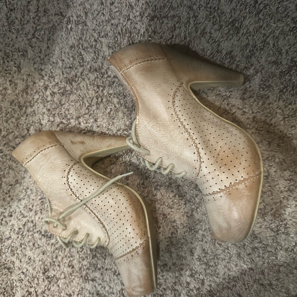 Women's Tan Lace-Up Ankle Boots